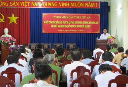 Đồng chí Chủ tịch UBND tỉnh - Trưởng ban An toàn giao thông tỉnh - Trần Văn Cần phát biểu tại hội nghị