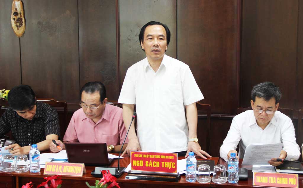 Phó Chủ tịch Ủy ban Trung ương MTTQ Việt Nam - Ngô Sách Thực (đứng) phát biểu tại buổi làm việc